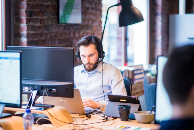 man wearing headphones in front of computer photo – Free Office Image on Unsplas